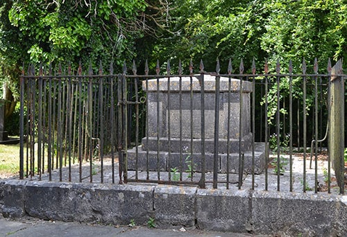 An Anti-bodysnatching grille protecting a grave in Corofin, Co. Clare. - The Irish Place