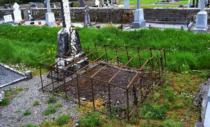 Anti-bodysnatching device still in place on grave. Anti-bodysnatching device still in place on grave - The Irish Place