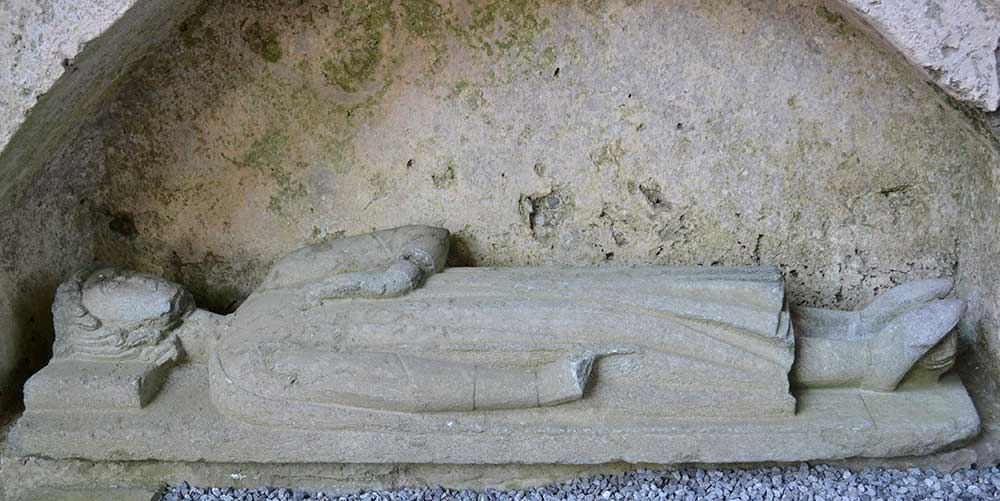 Effigy of King Conor na Siudaine Ua Briain in Corcomroe Abbey - The Irish Place